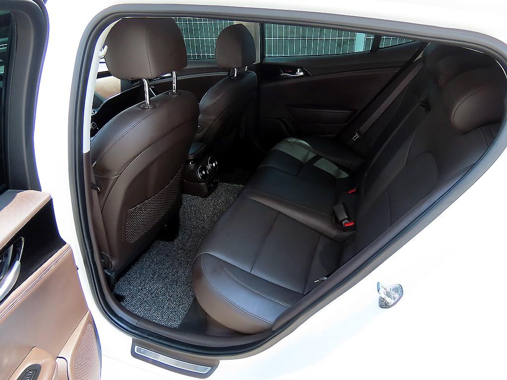 KIA Stinger - Vista 8