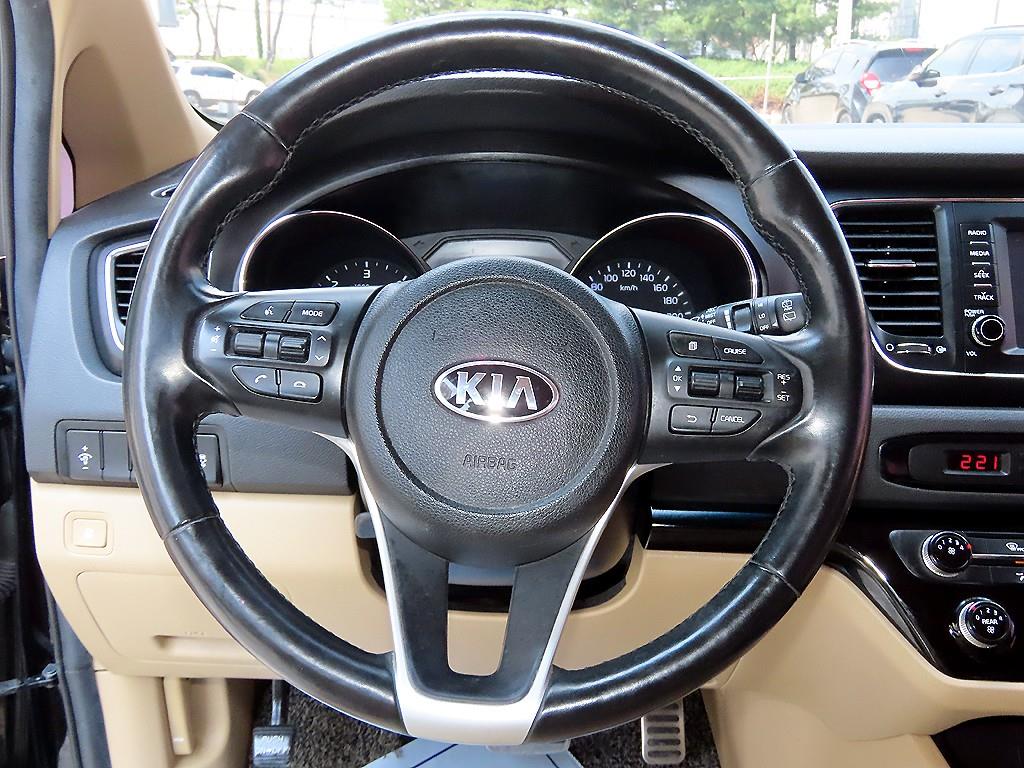 KIA Carnival - Vista 11
