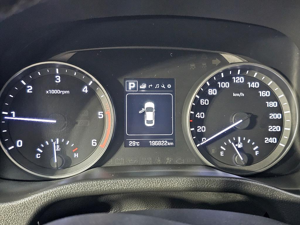 HYUNDAI Avante - Vista 9