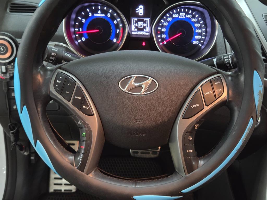HYUNDAI Avante - Vista 11