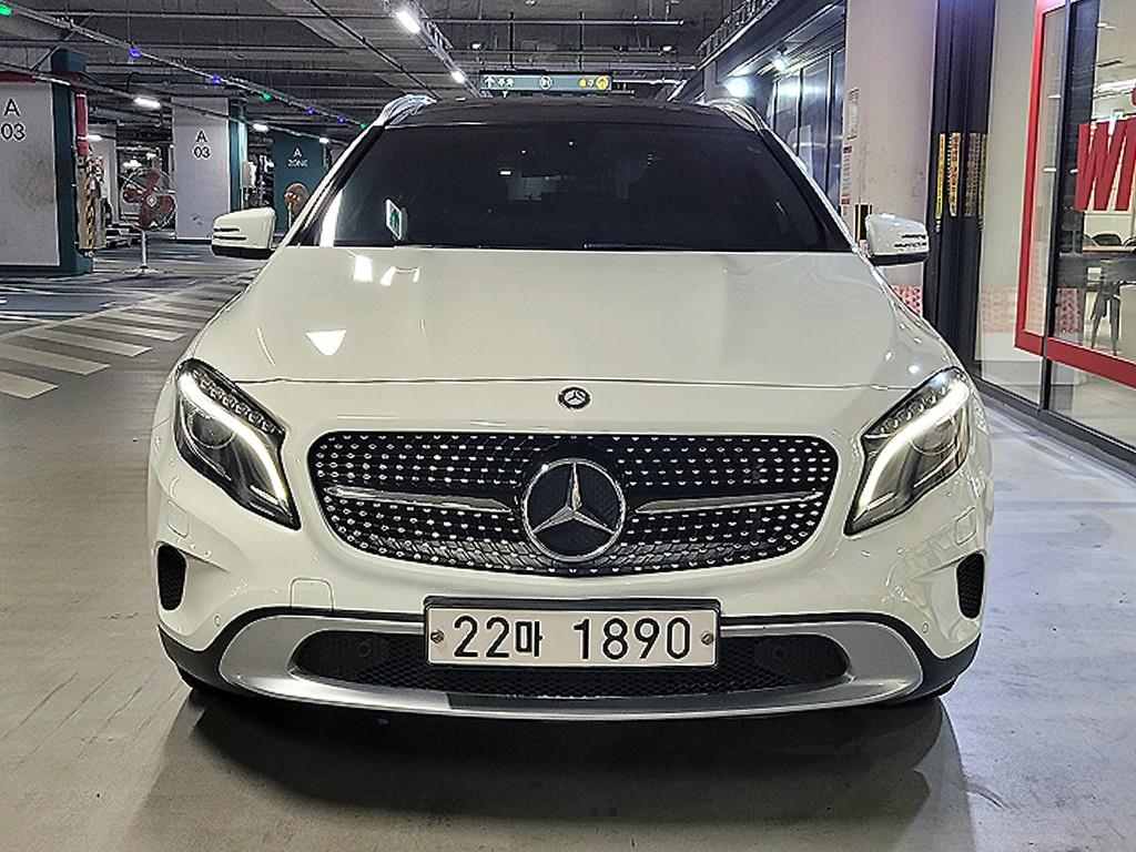 Mercedes Benz GLA Class - Vista 2
