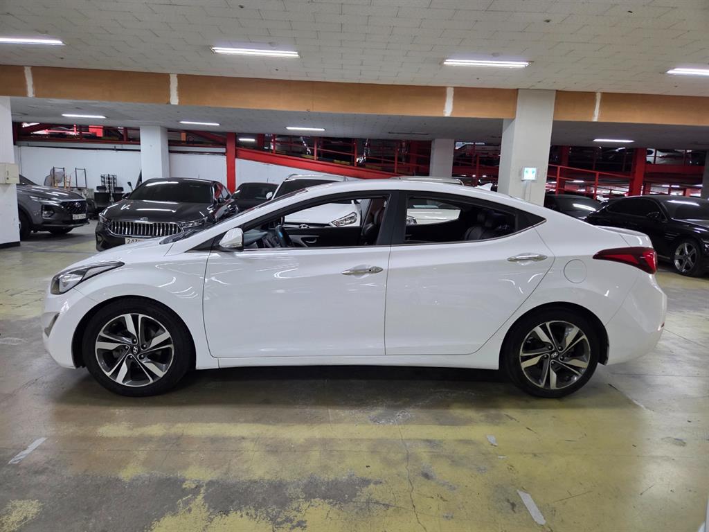 HYUNDAI Avante - Vista 3