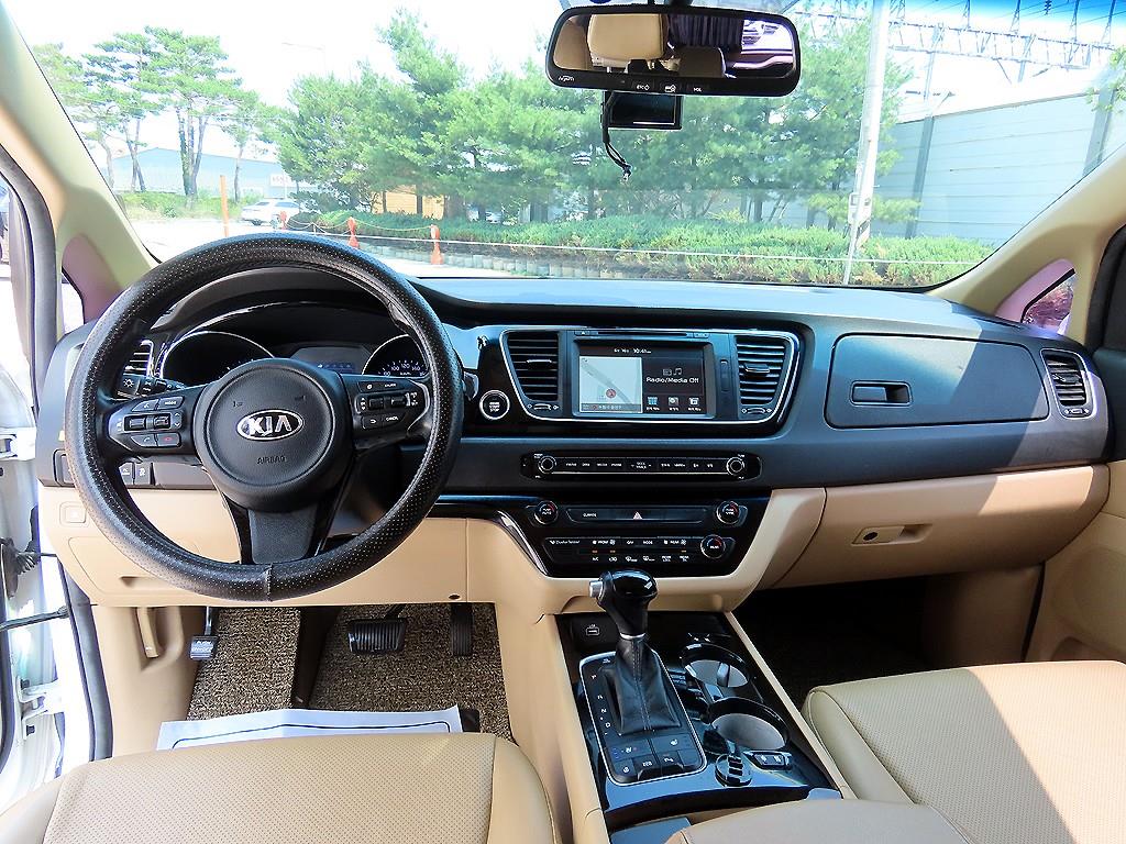 KIA Carnival - Vista 10