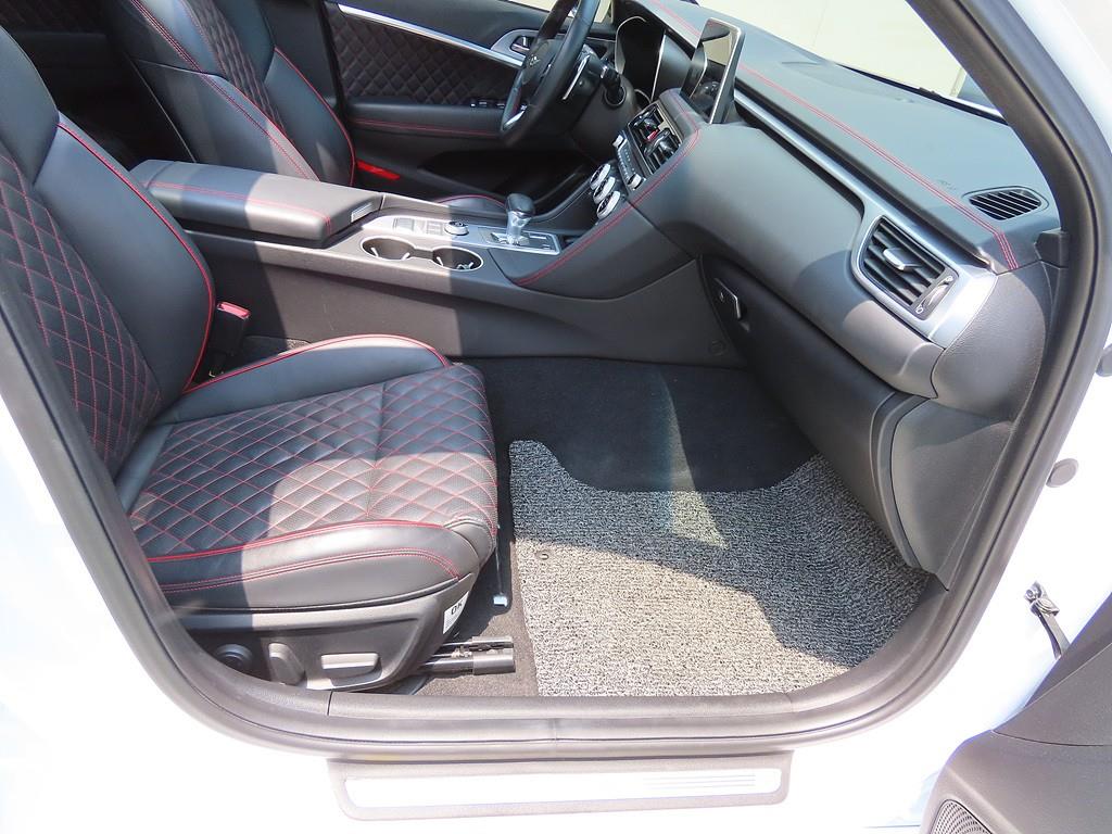 Genesis G70 - Vista 9