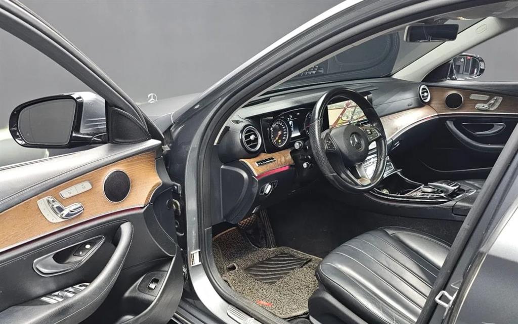 Mercedes Benz E class - Vista 9