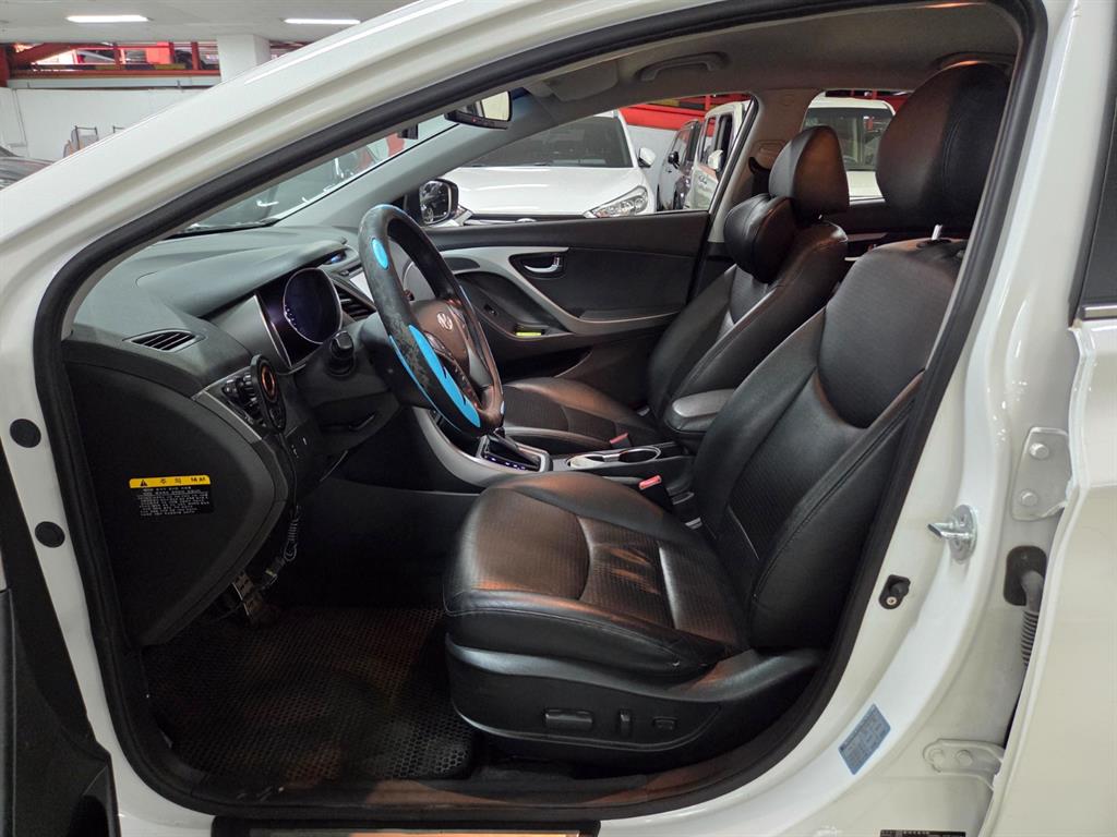 HYUNDAI Avante - Vista 8