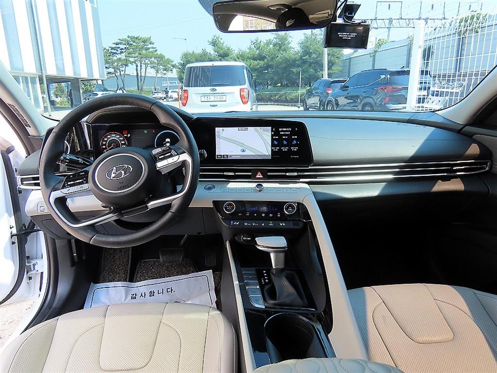 HYUNDAI Avante - Vista 9