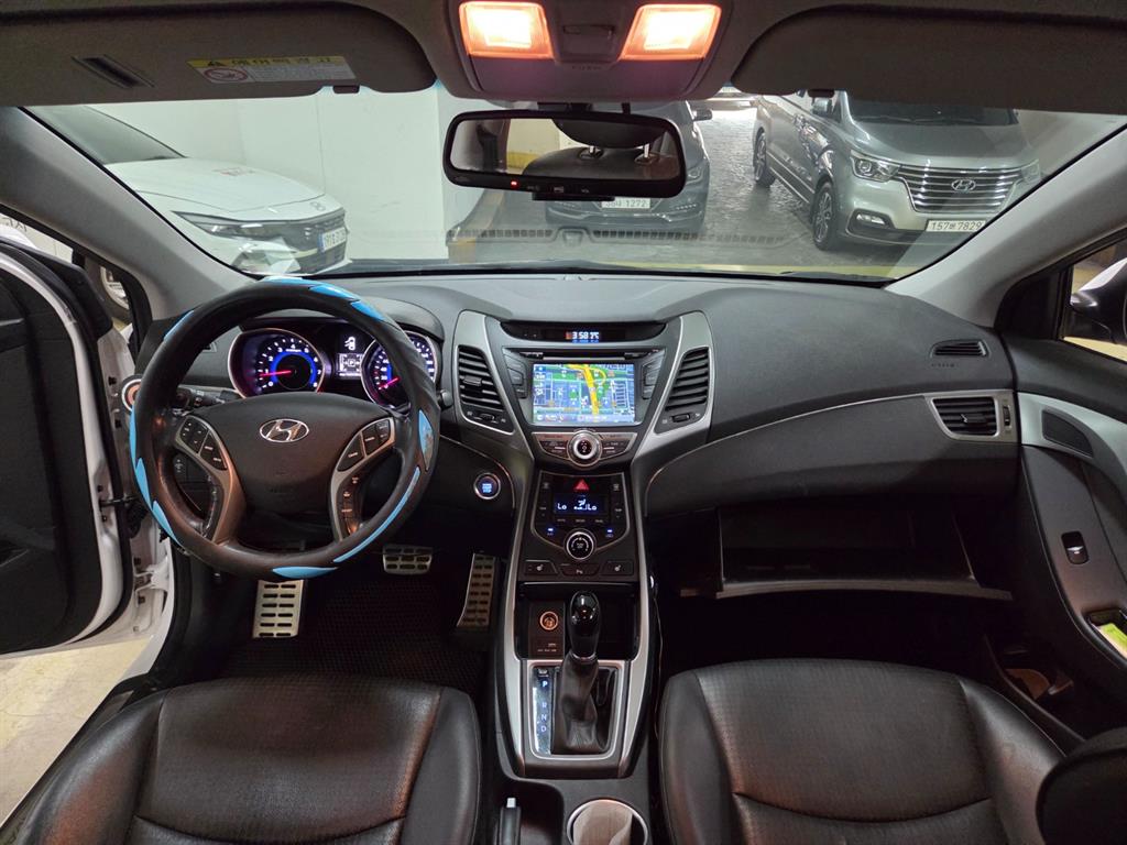 HYUNDAI Avante - Vista 10