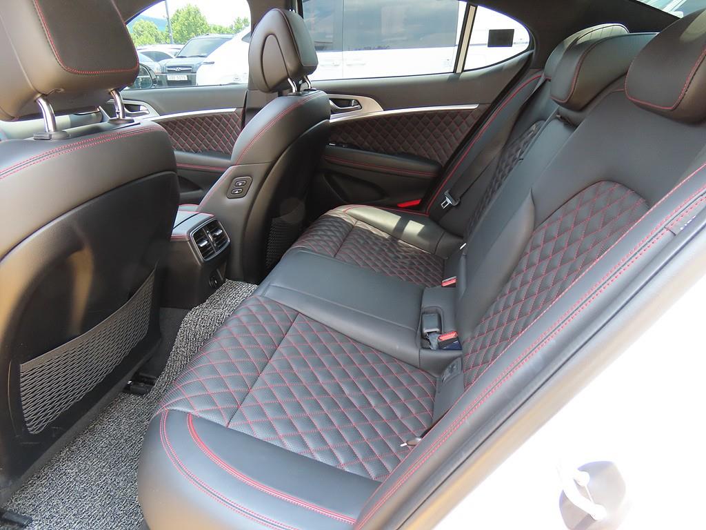 Genesis G70 - Vista 10