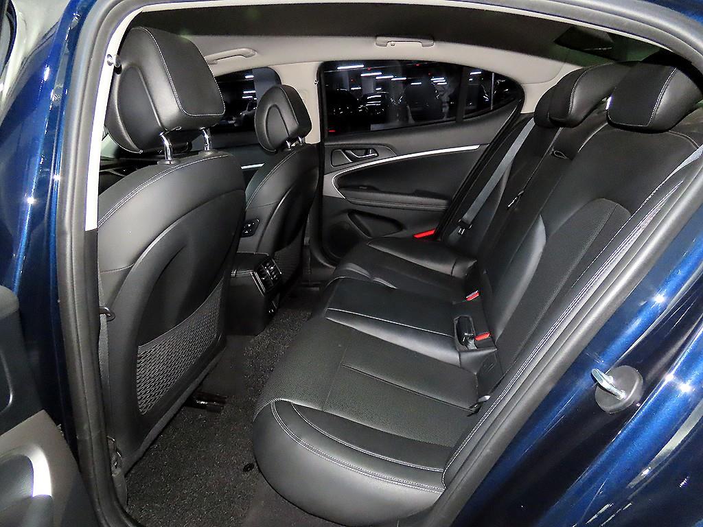 Genesis G70 - Vista 9