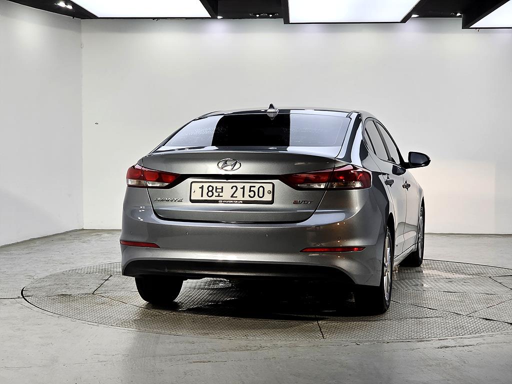 HYUNDAI Avante - Vista 3