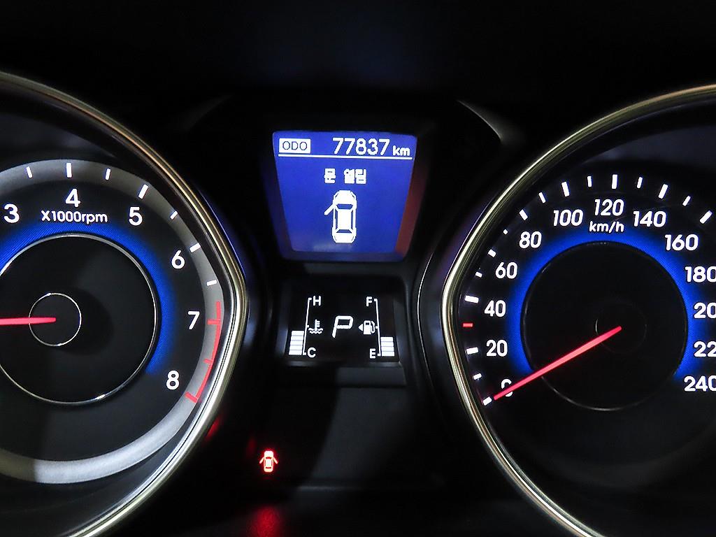 HYUNDAI Avante - Vista 11