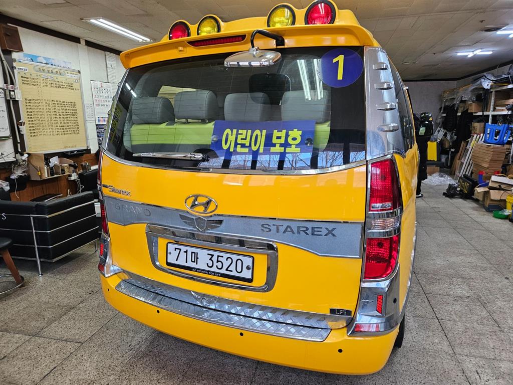 HYUNDAI Starex - Vista 6
