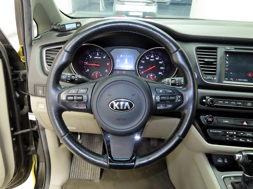 KIA Carnival - Vista 12