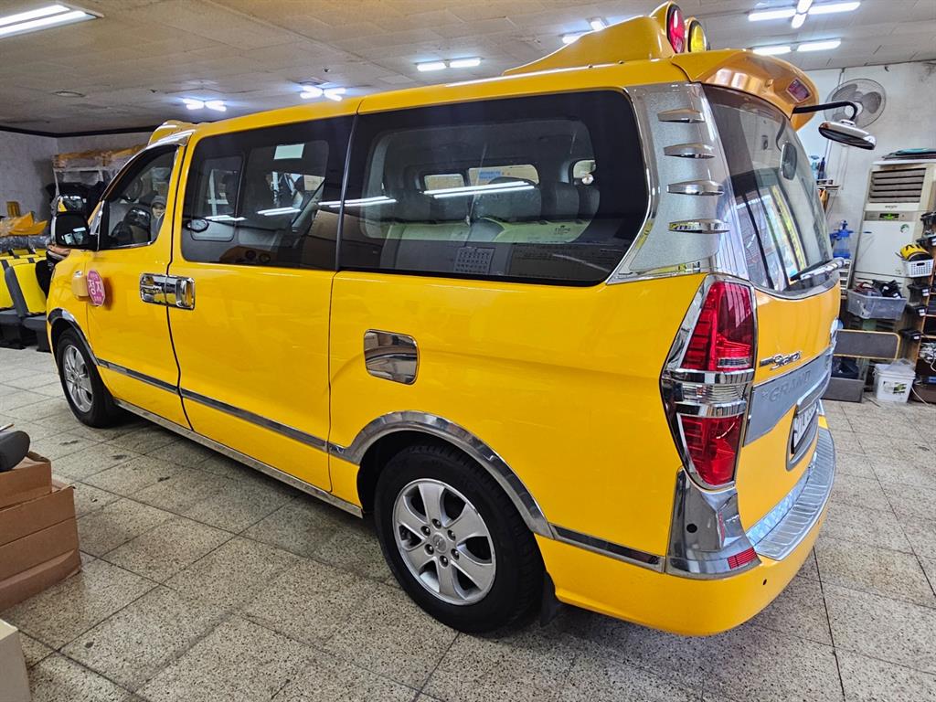 HYUNDAI Starex - Vista 7