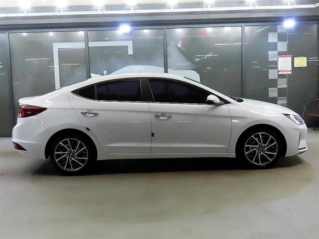 HYUNDAI Avante - Vista 3