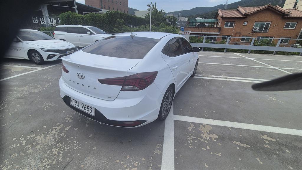 HYUNDAI Avante - Vista 2