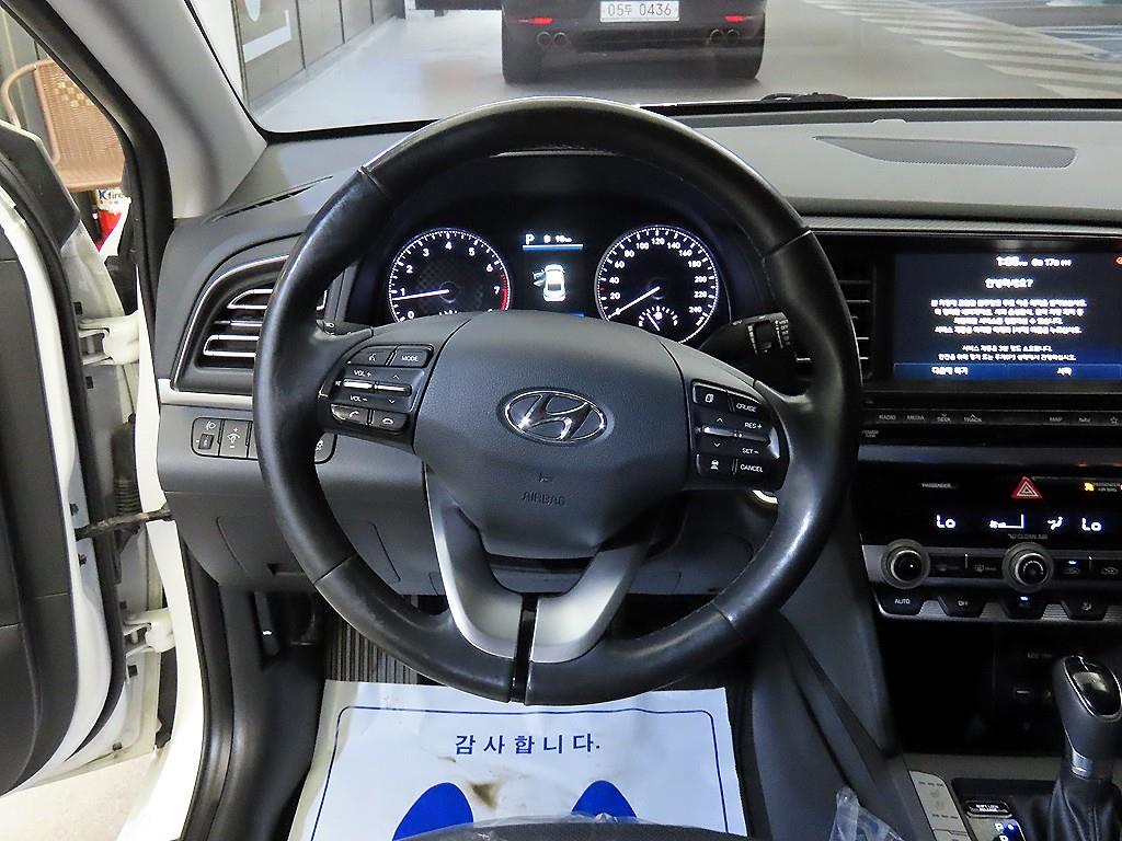 HYUNDAI Avante - Vista 10