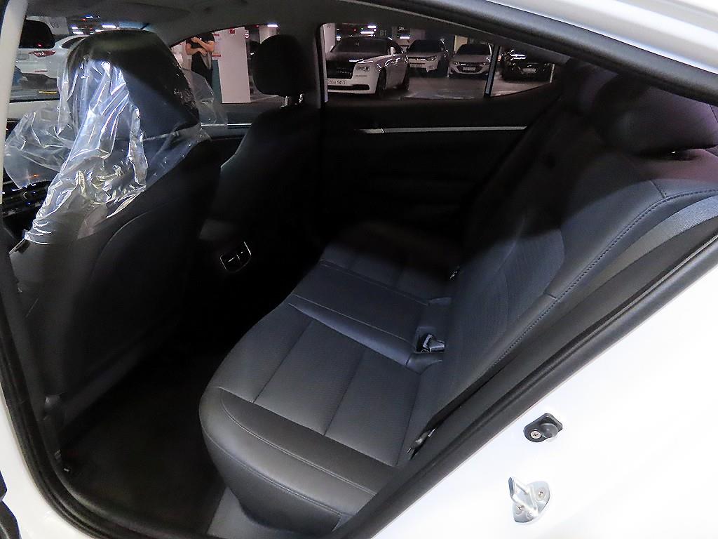 HYUNDAI Avante - Vista 9
