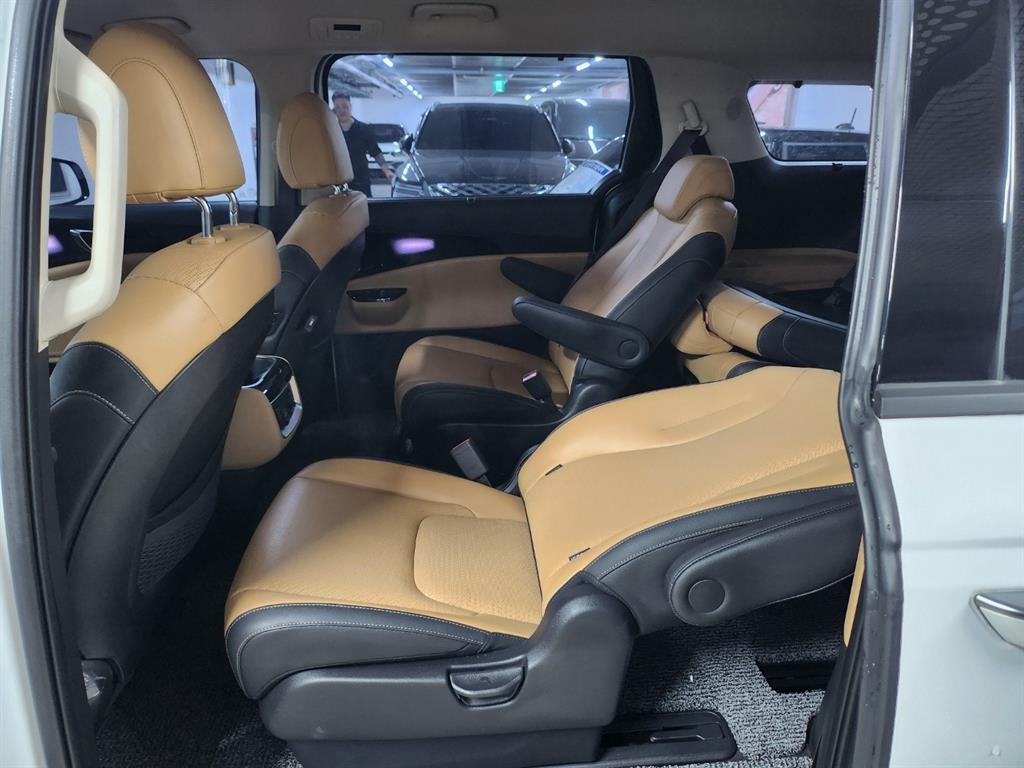 KIA Carnival - Vista 11