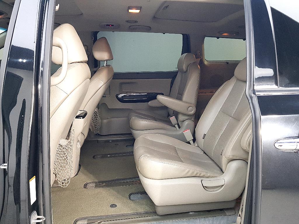 KIA Carnival - Vista 11