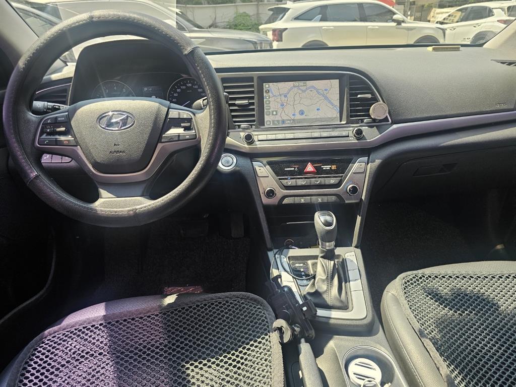 HYUNDAI Avante - Vista 7