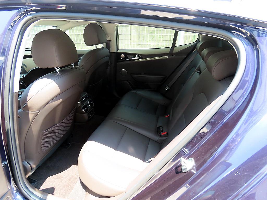 KIA Stinger - Vista 8