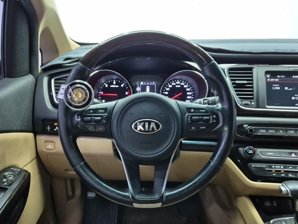 KIA Carnival - Vista 11