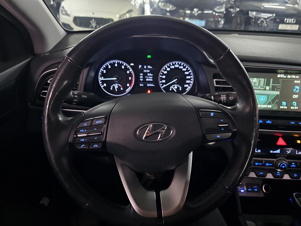 HYUNDAI Avante - Vista 9