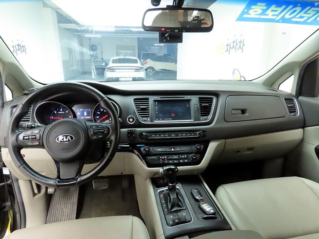 KIA Carnival - Vista 11