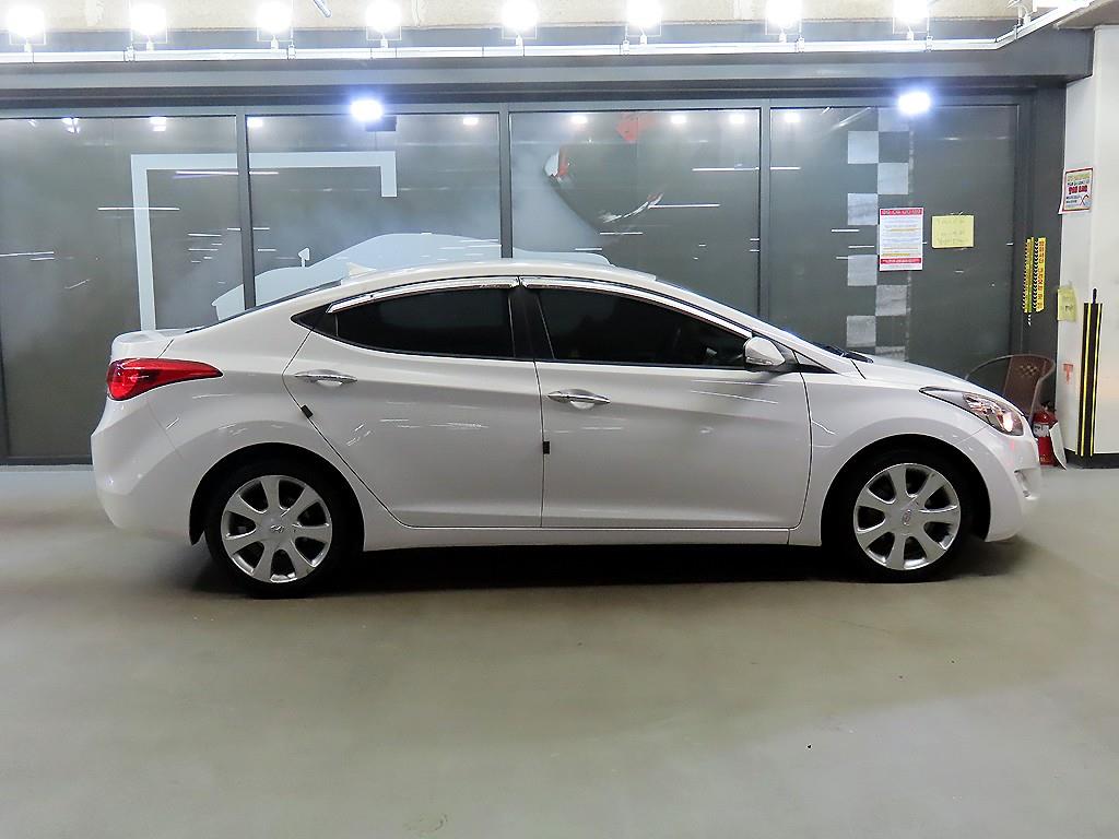 HYUNDAI Avante - Vista 3