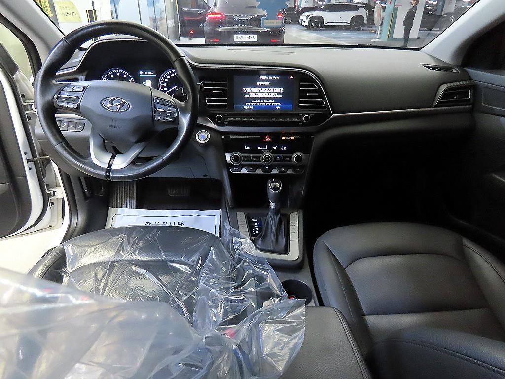 HYUNDAI Avante - Vista 12