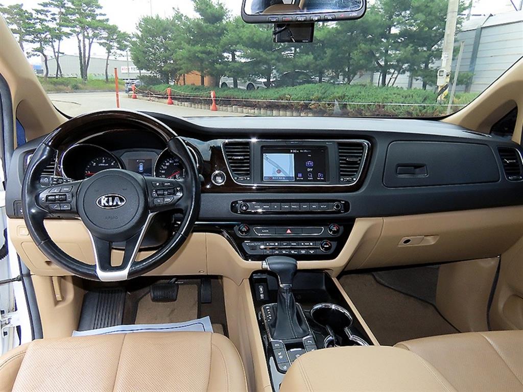 KIA Carnival - Vista 10