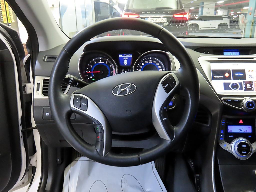 HYUNDAI Avante - Vista 10