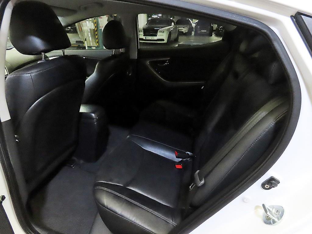 HYUNDAI Avante - Vista 9