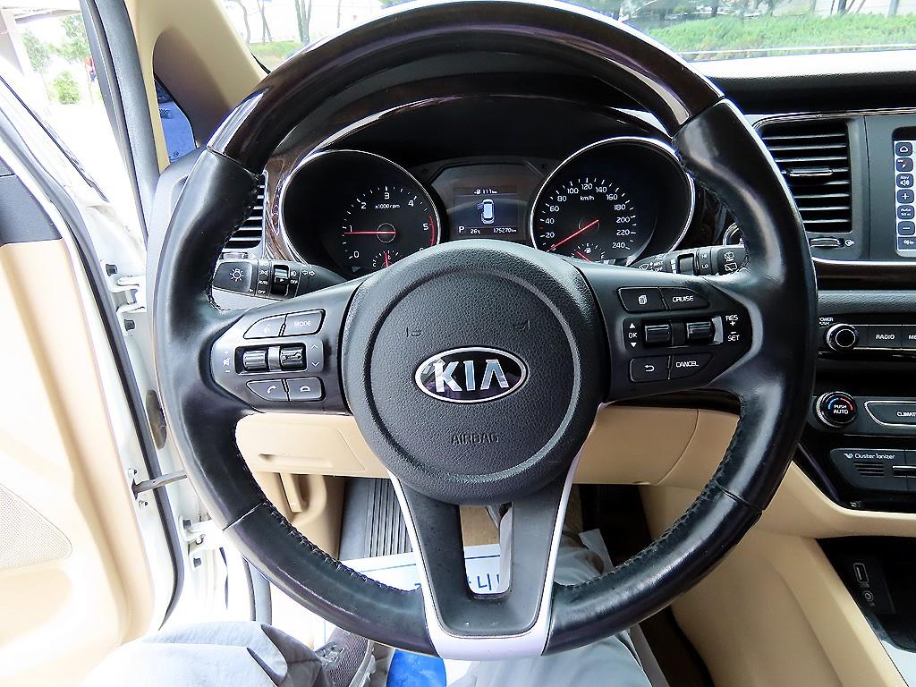 KIA Carnival - Vista 11