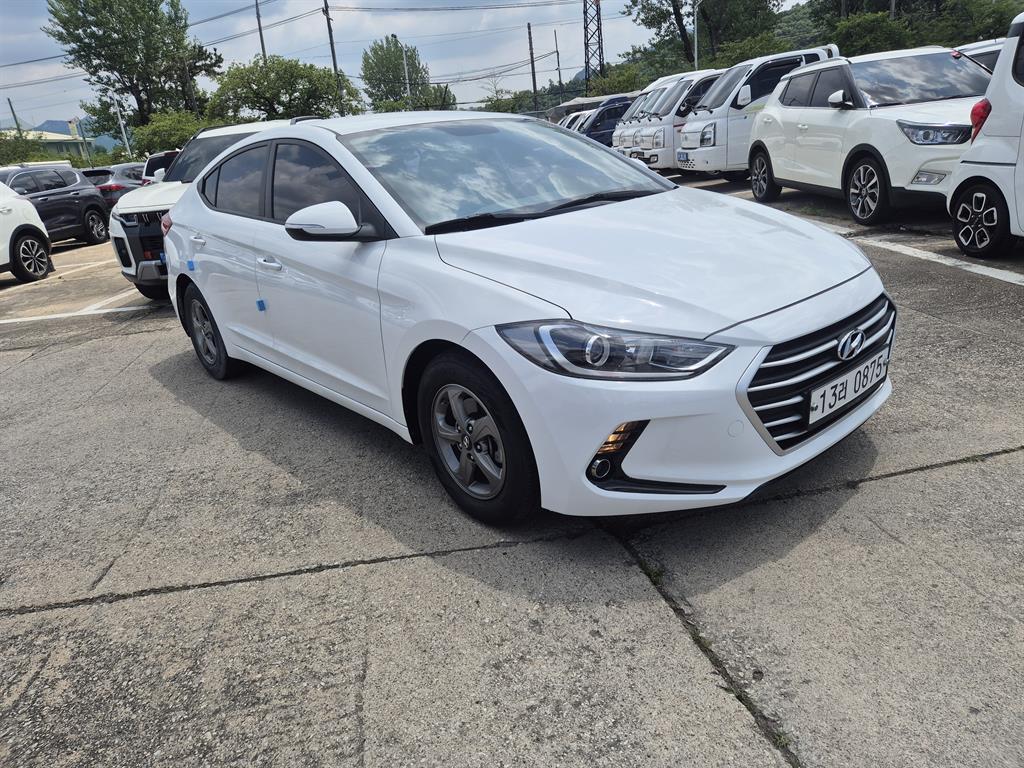 HYUNDAI Avante - Vista 3