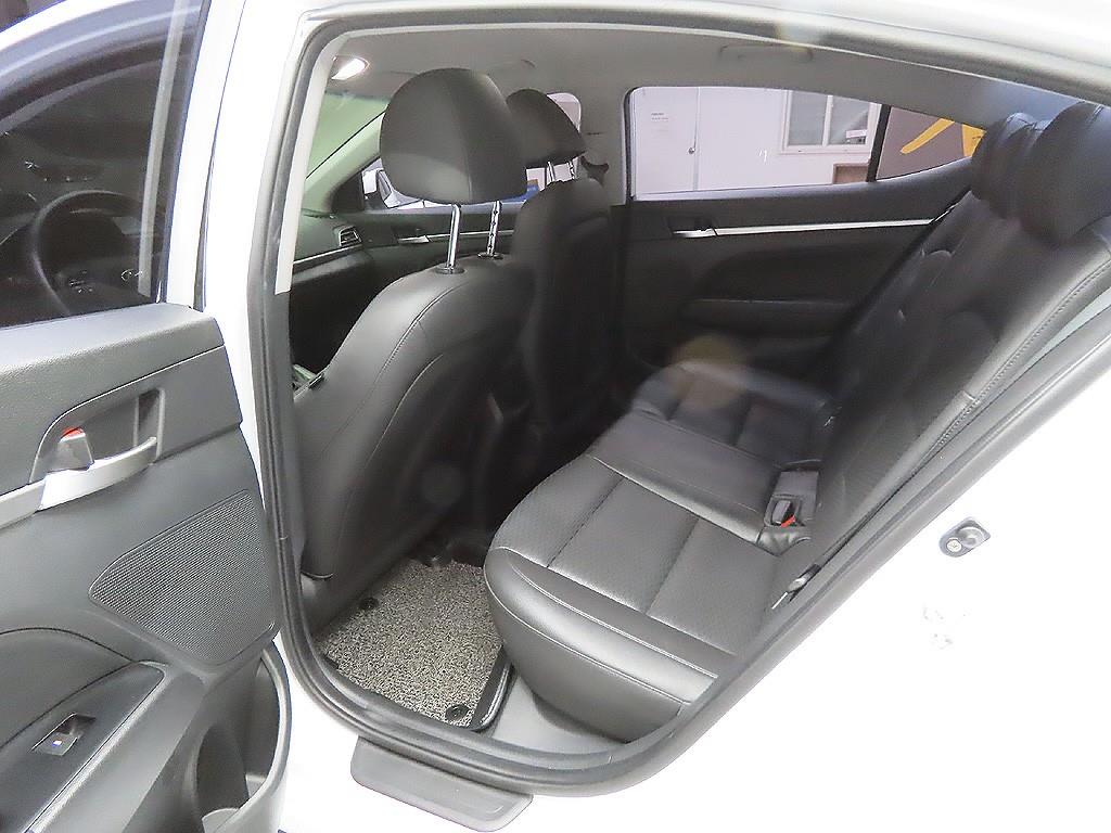 HYUNDAI Avante - Vista 9