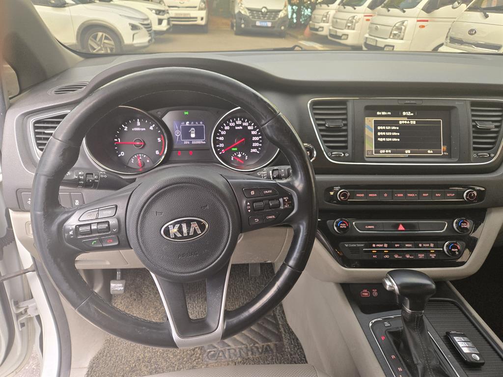 KIA Carnival - Vista 10