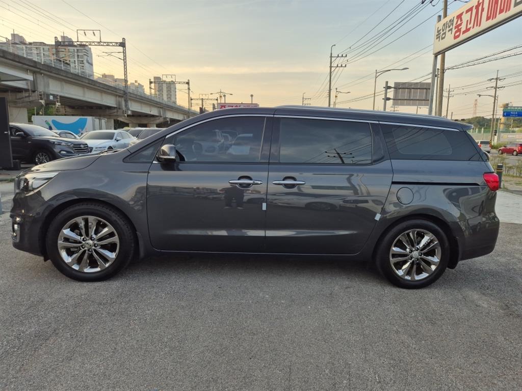 KIA Carnival - Vista 9