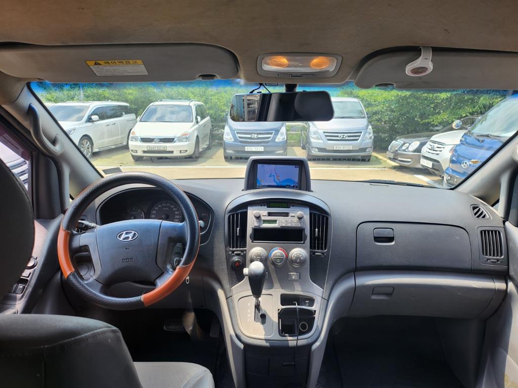 HYUNDAI Starex - Vista 10