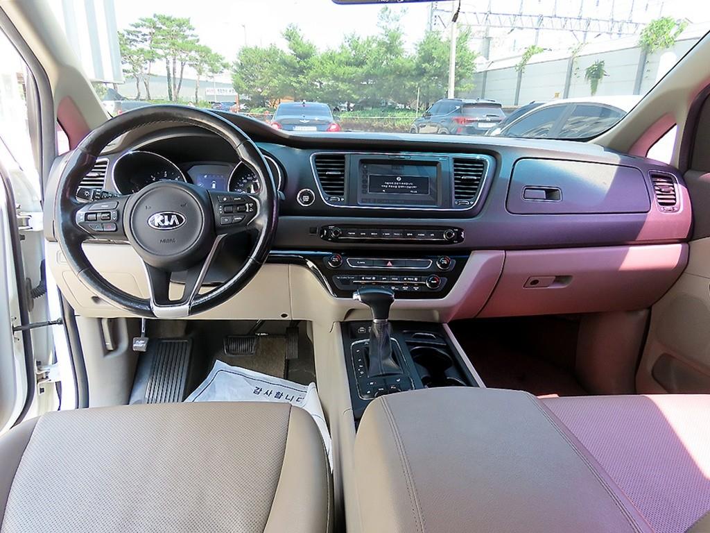 KIA Carnival - Vista 10