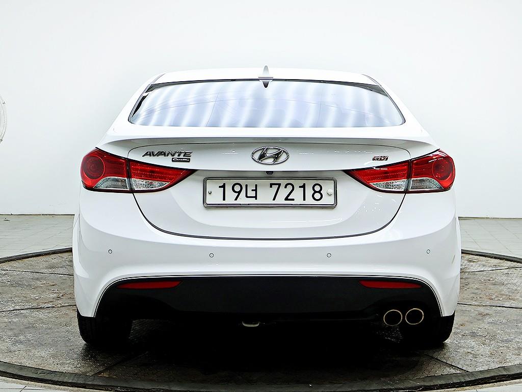 HYUNDAI Avante - Vista 3