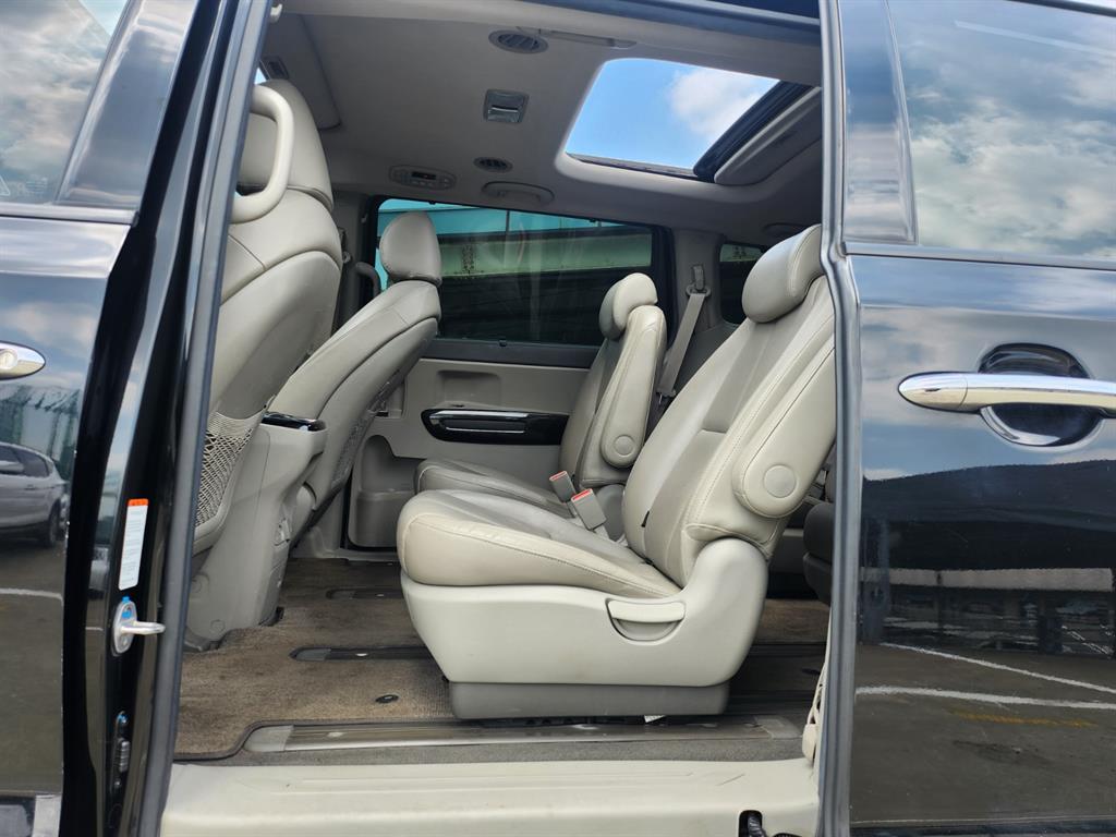KIA Carnival - Vista 10