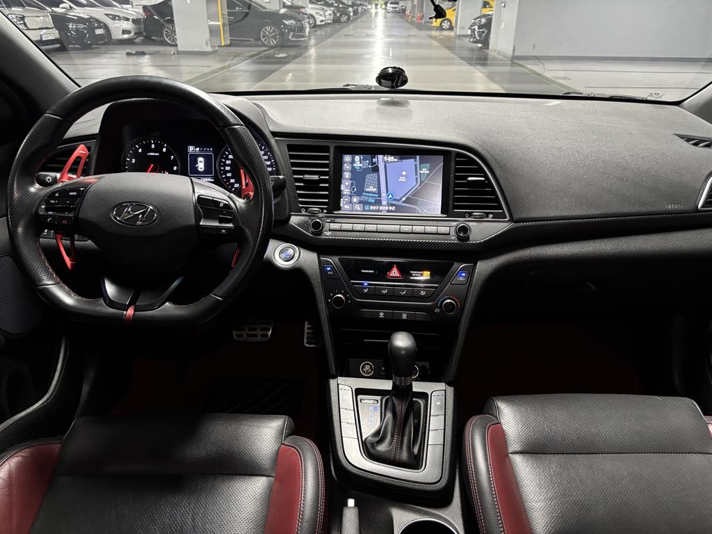 HYUNDAI Avante - Vista 10