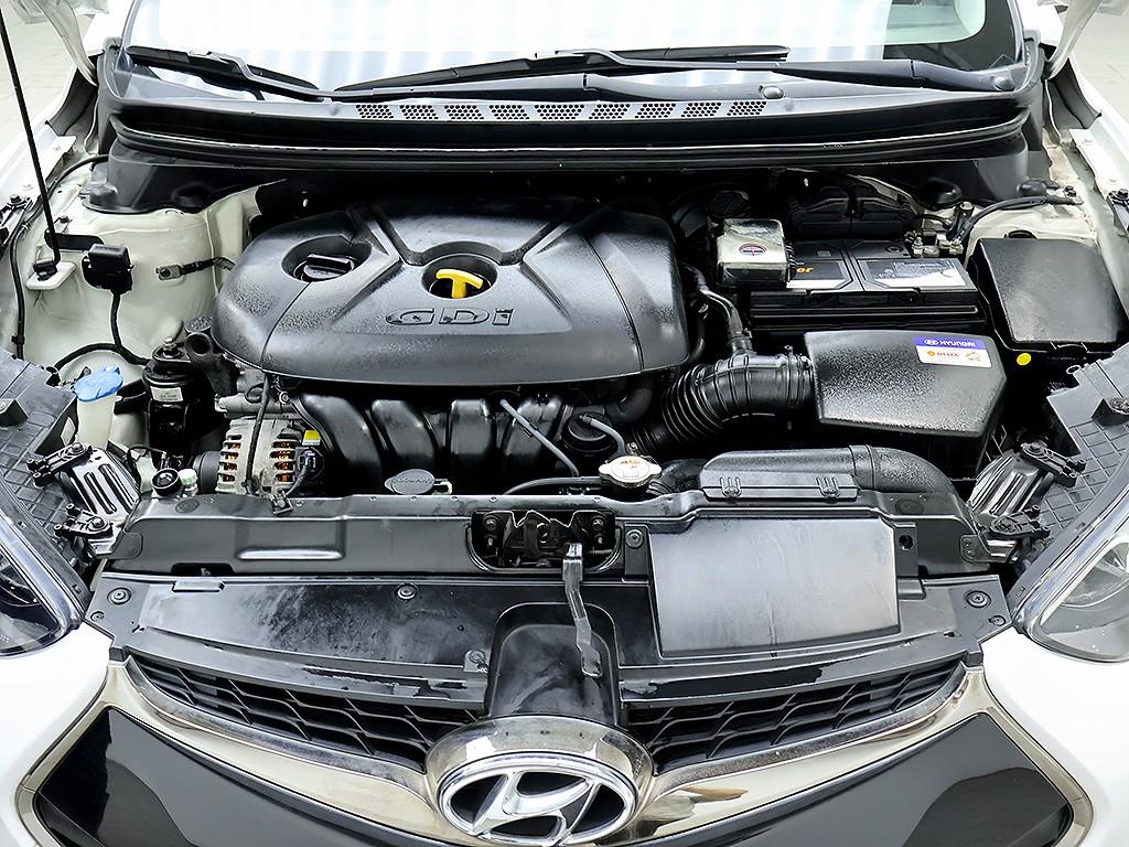 HYUNDAI Avante - Vista 10