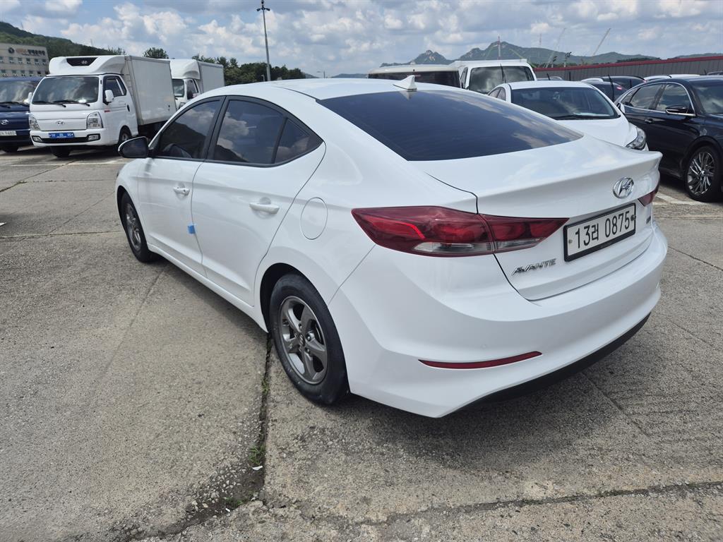 HYUNDAI Avante - Vista 9
