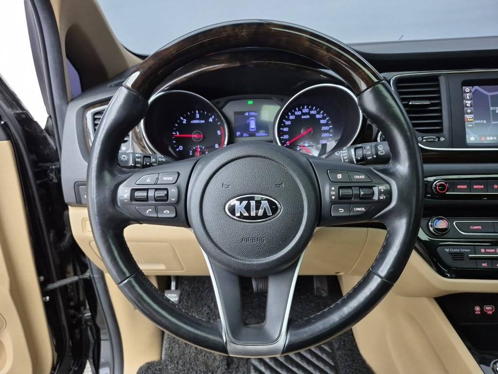 KIA Carnival - Vista 11