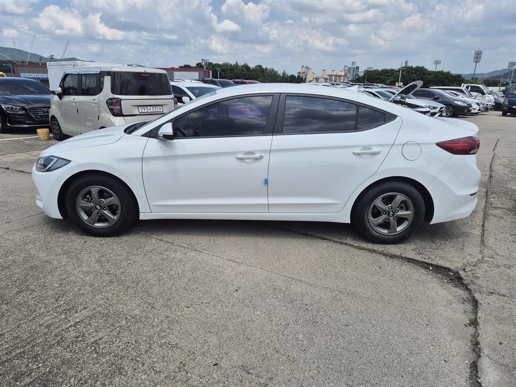 HYUNDAI Avante - Vista 10