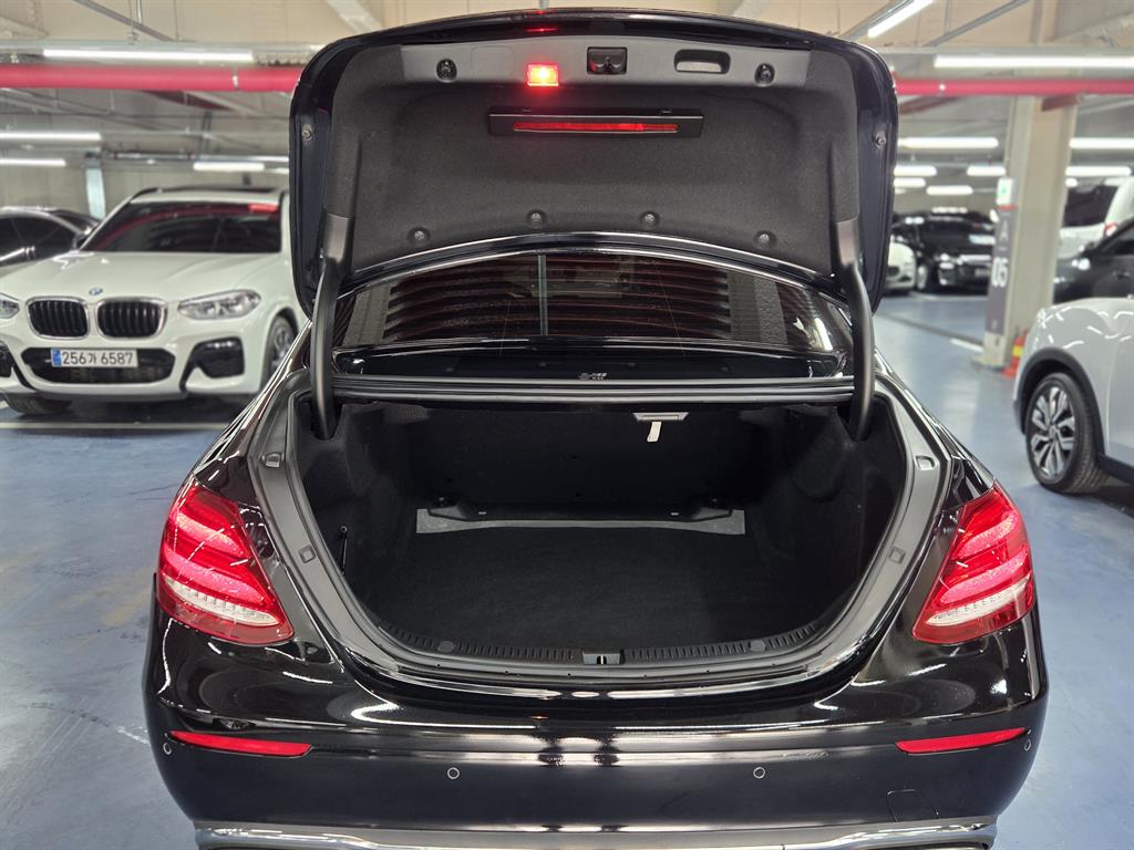 Mercedes Benz E class - Vista 9